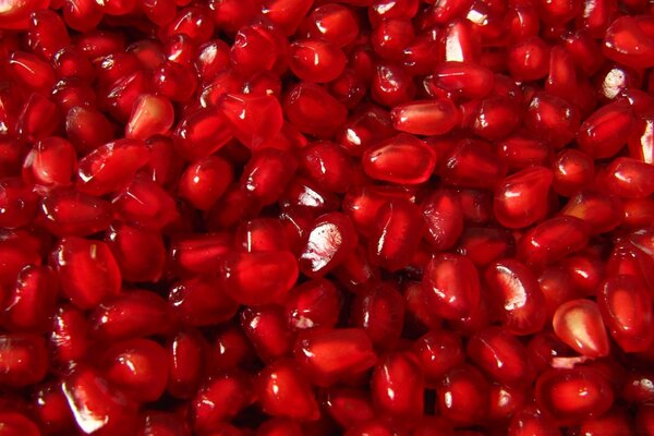 Muchos granos de Granada roja
