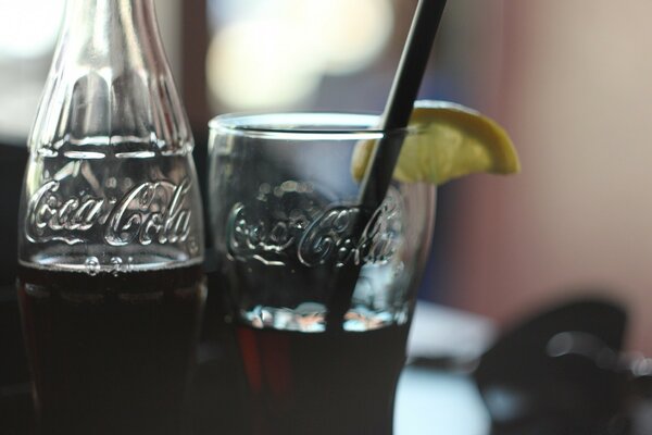 Botella y vaso de Coca cola