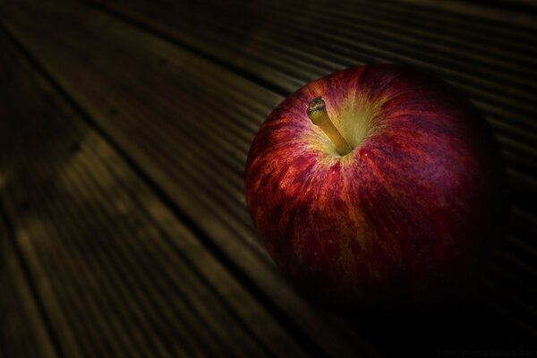 Bodegón manzana roja sobre la mesa