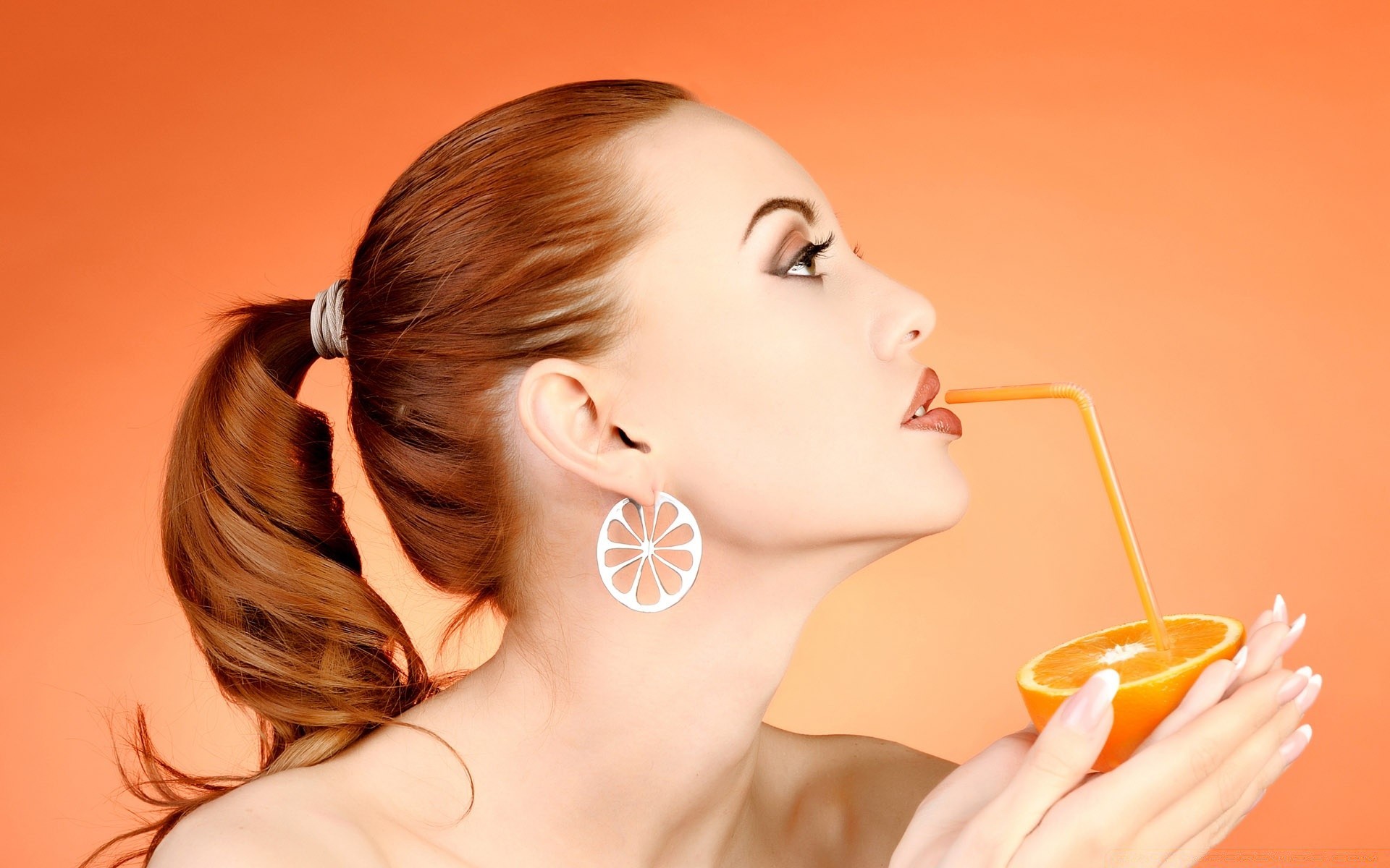 otras chicas mujer interior cuero glamour bonita sexy relajación retrato moda placeres
