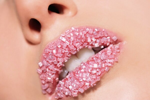 Labios rosados adornados con migas