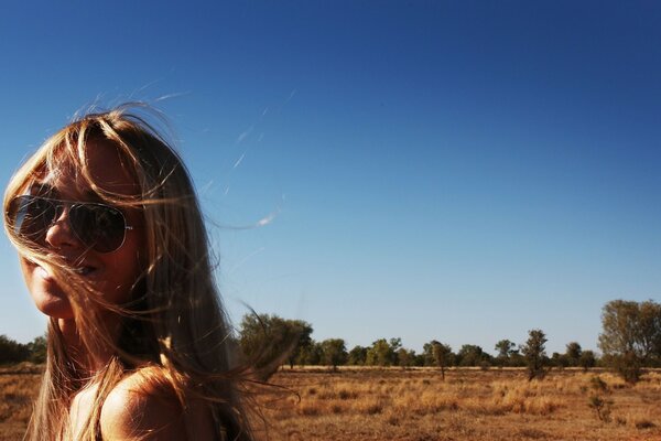 Chica con gafas en la naturaleza
