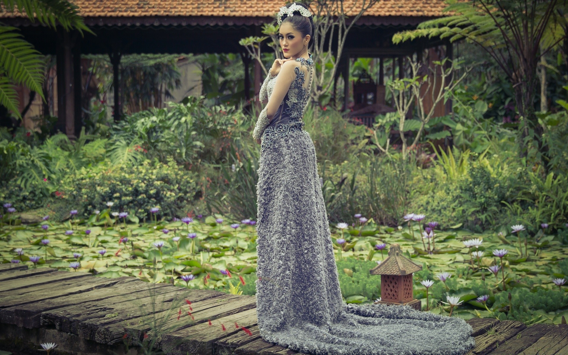 otras chicas jardín al aire libre árbol naturaleza verano flor parque mujer solo tropical vestido madera viajes adulto vacaciones agua