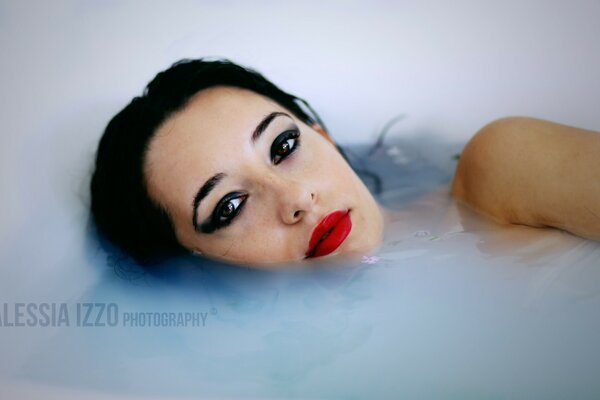 Chica en el baño con maquillaje brillante
