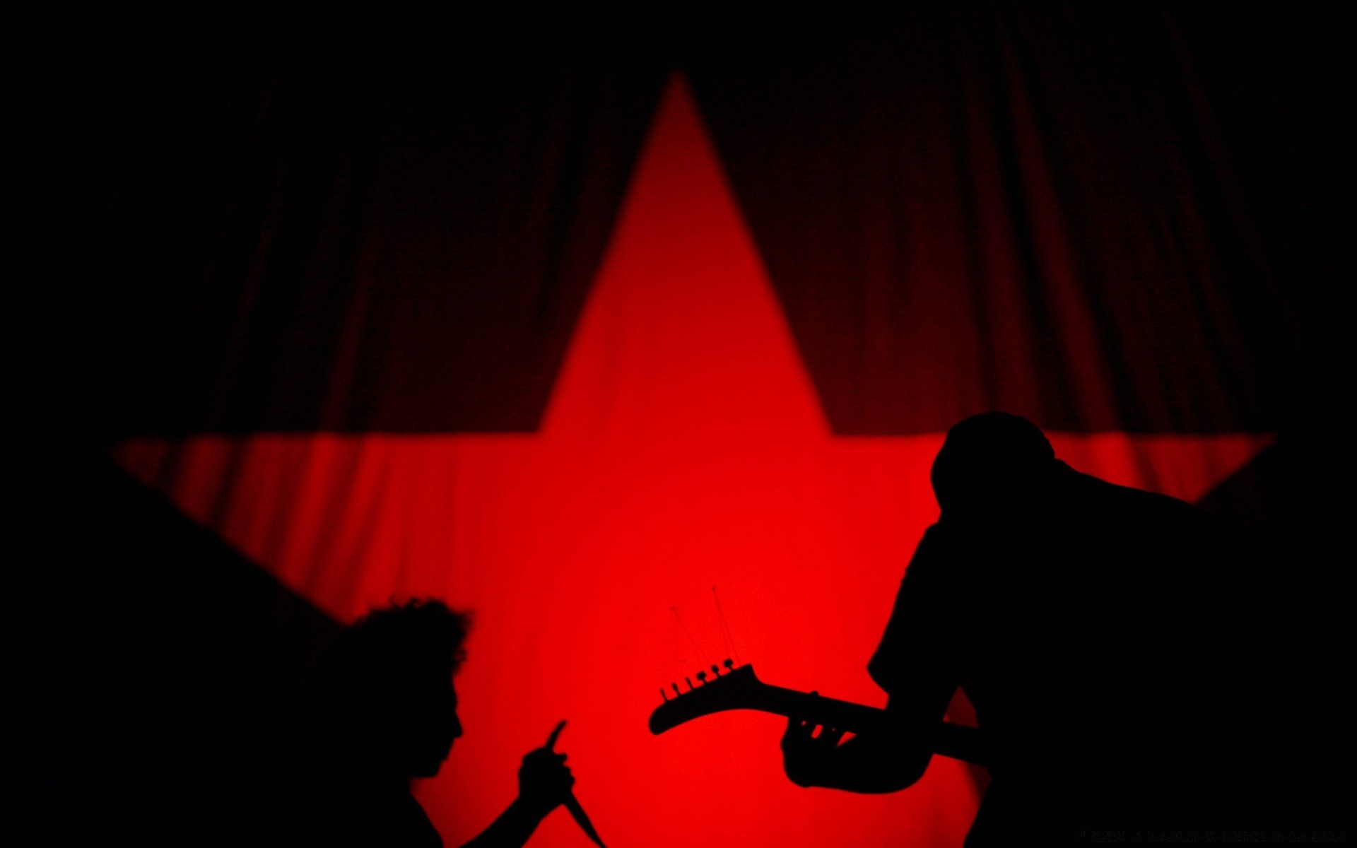 música concierto rendimiento etapa silueta festival cantante iluminado músico sombra luz audiencia banda foco hombre baile teatro