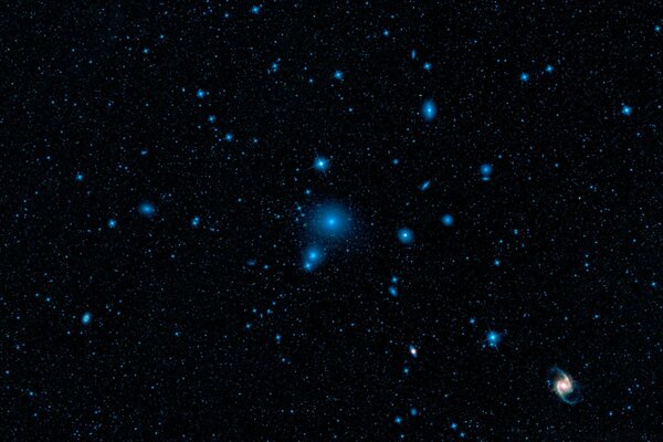 Una galaxia muy lejana y estrellas