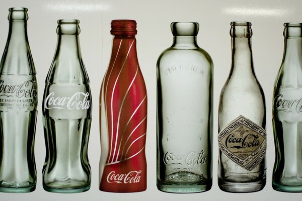 Foto de botellas de cola con diferentes diseños