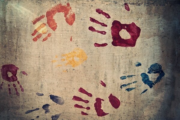 Impresiones de manos brillantes en la pared