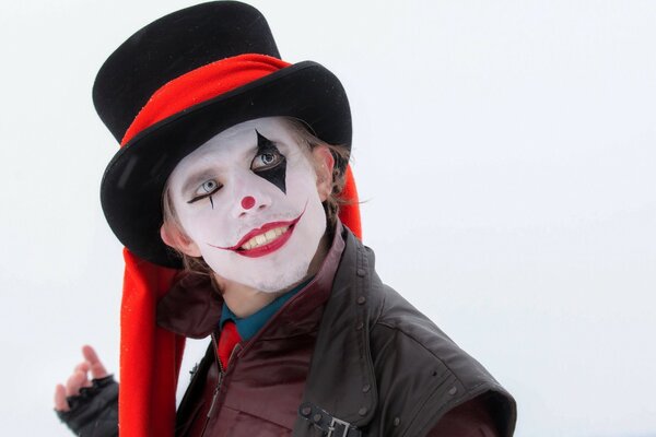 Retrato de un hombre con maquillaje de payaso