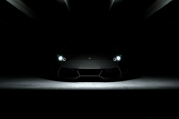 Coche de color negro en una habitación oscura
