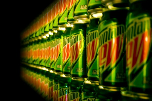 Bebida de Mountain Dew sobre fondo negro