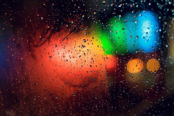 Colores brillantes detrás de la estela sobre fondo negro
