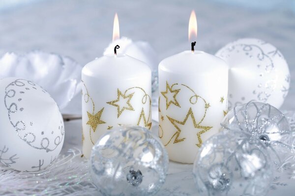 Vela encendida en la mesa de Navidad