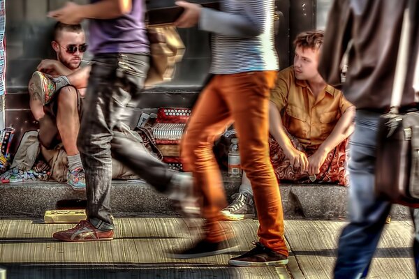 Varias personas en la calle se reunieron para descansar