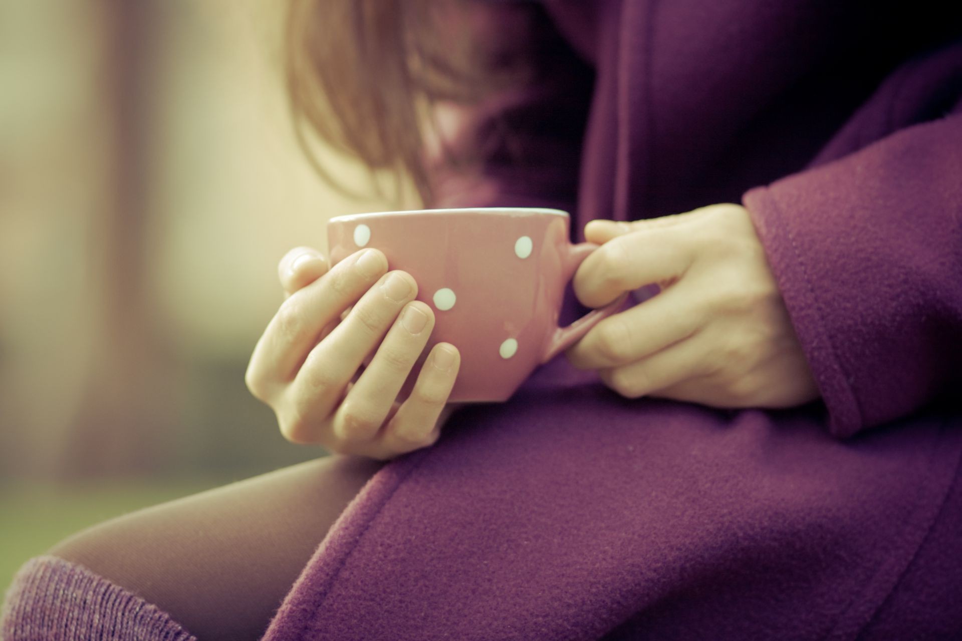 mujer niña relajación interior ocio adulto manos solo familia habitación maternidad medicina