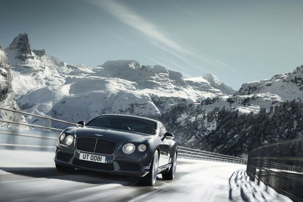 Coche deportivo en las montañas de invierno