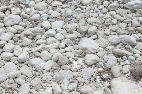 Piedras blancas en el agua