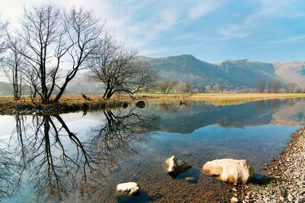 Paisaje de montañas y piedras junto al agua