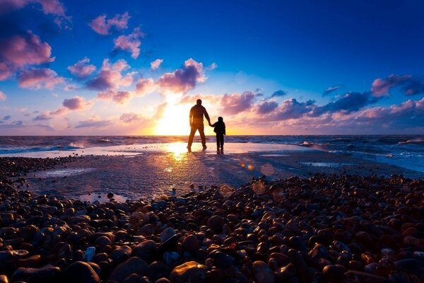 Puesta de sol atmosférica en la playa junto al océano