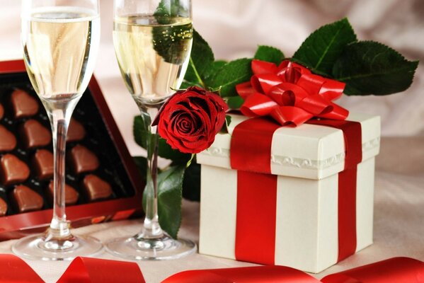 Vacaciones champagne regalo rosa copas de vino dulces