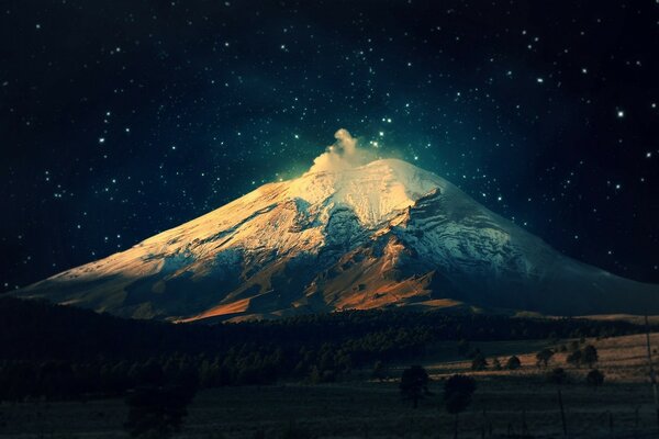 Fantástica montaña en medio del bosque contra el cielo estrellado