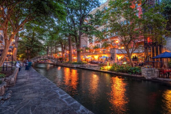 Luces brillantes al río en el paisaje crepuscular