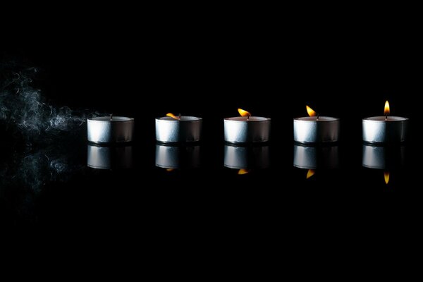 Desvanecimiento de velas sobre fondo negro