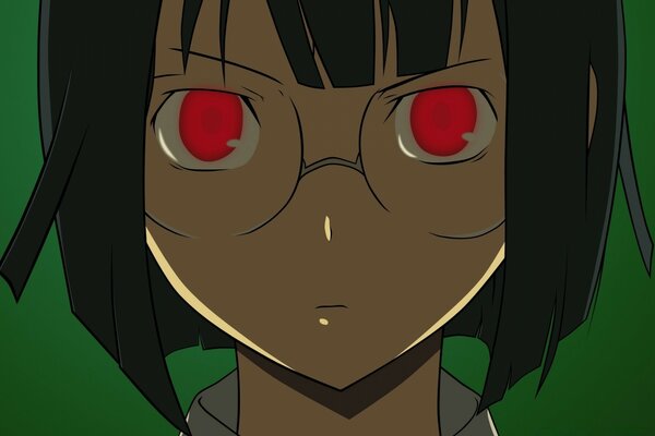 Figura chica anime con grandes ojos rojos sobre fondo verde