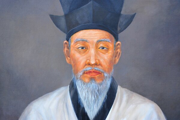 Figura retrato de un anciano de aspecto asiático en un traje tradicional sobre un fondo gris