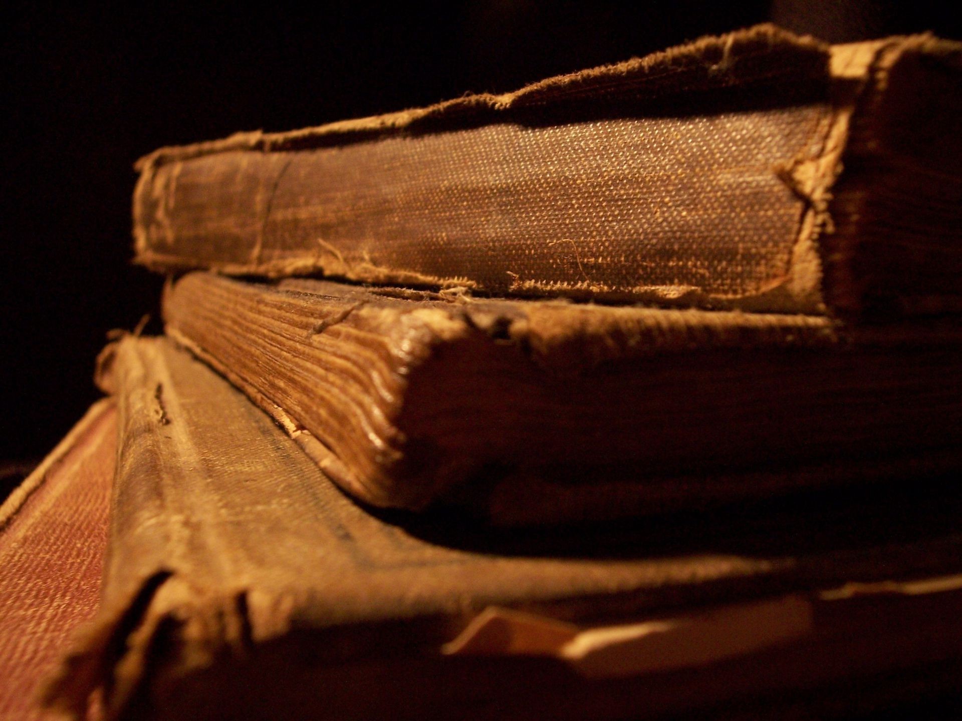 naturaleza muerta usar solo cuero viejo libro oscuro hombre