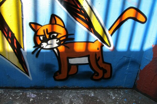 Gato pintado en el garaje