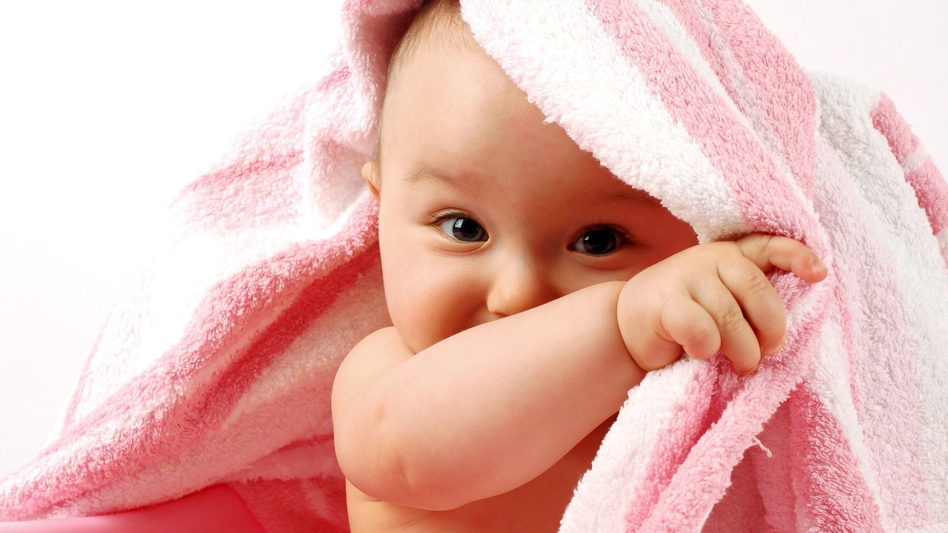 bebés bebé bebé lindo pequeño piel toalla limpio recién nacido baño inocencia cara hermosa