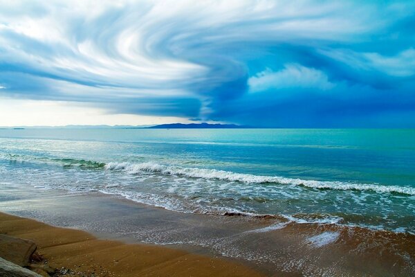 Nubes sobre el océano azul