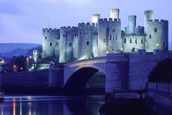 Un castillo de noche inusual con un puente