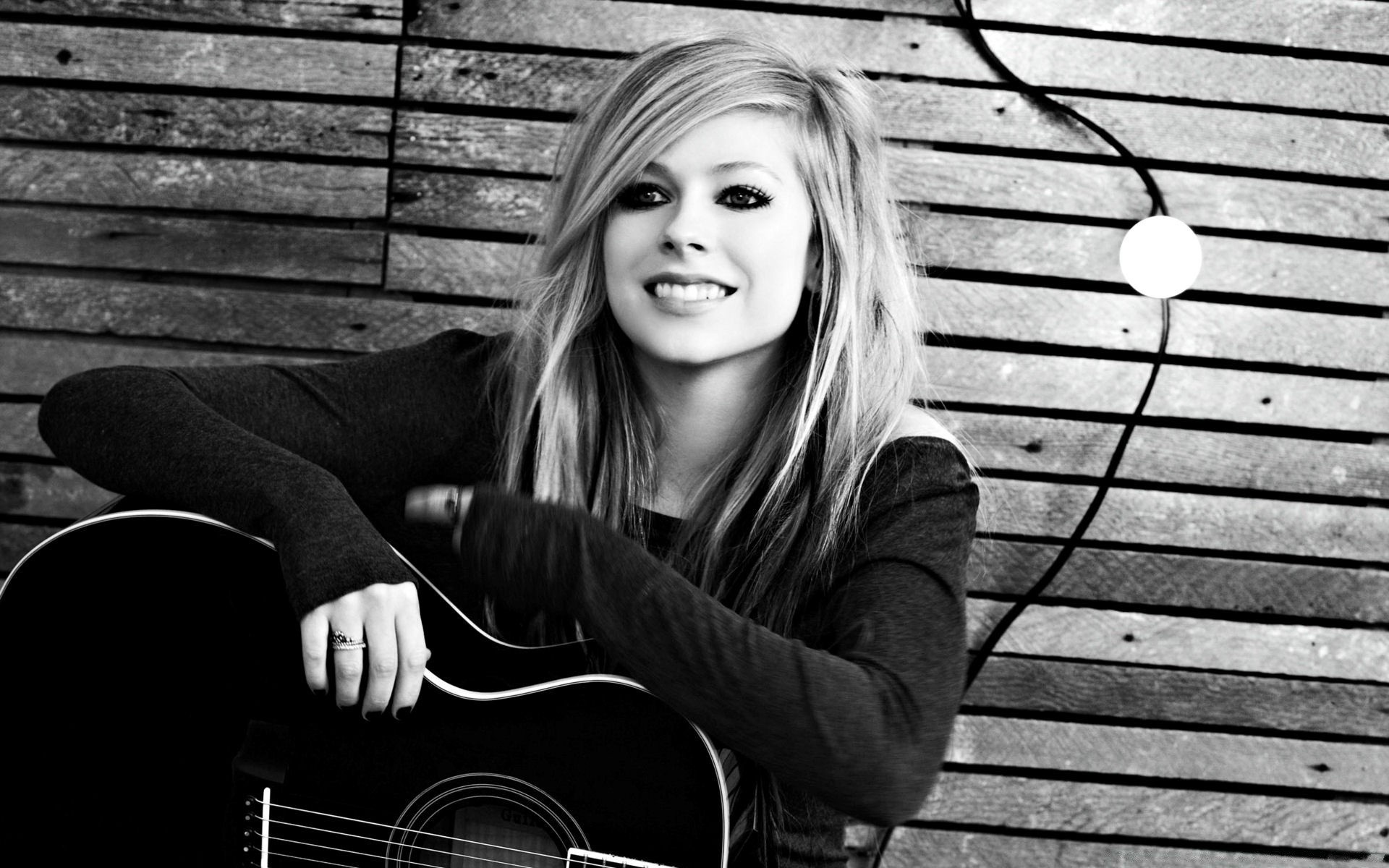 cantante retrato mujer solo monocromo chica adulto joven modelo guitarra