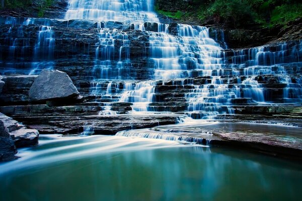 Enorme piscina de una magnífica cascada