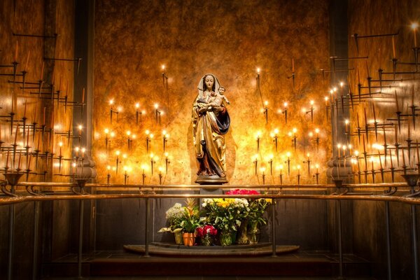 Millones de velas encendidas en la iglesia