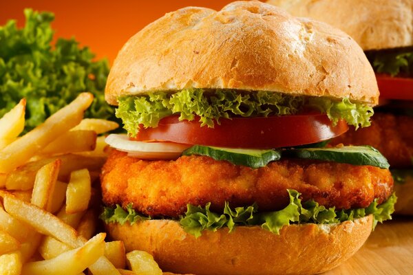 Hamburguesa con papas fritas de pollo