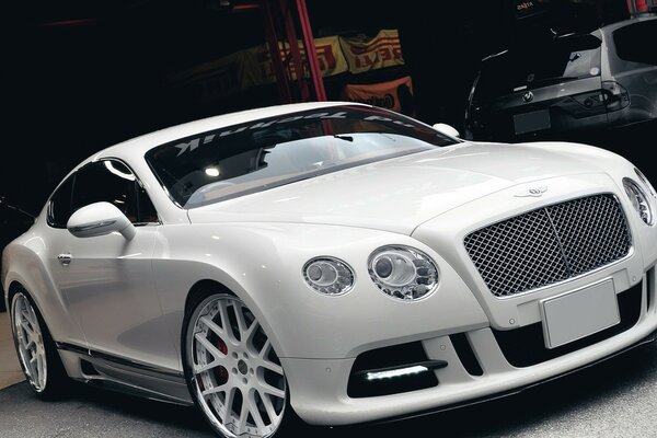 Coche deportivo blanco coupé