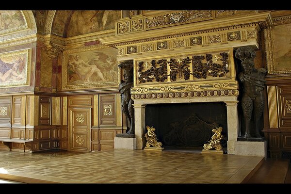 Una enorme chimenea como una obra de arte en un Palacio