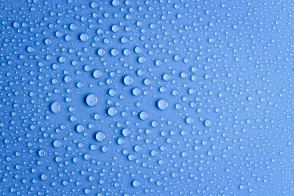 Gotas de agua sobre fondo azul