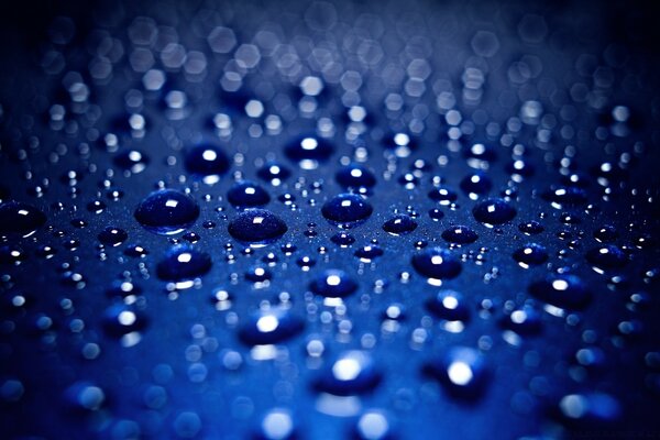 Muchas gotas sobre fondo azul