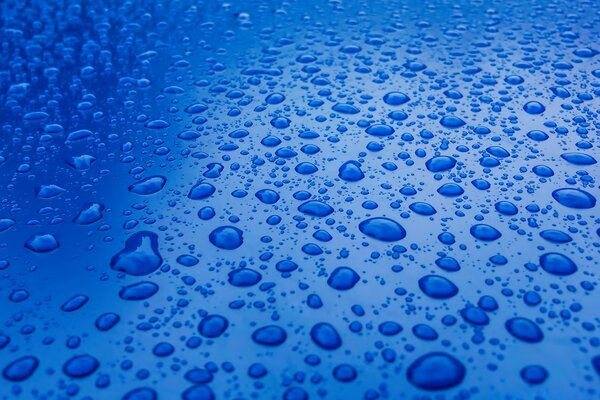 Grandes gotas de agua en la superficie