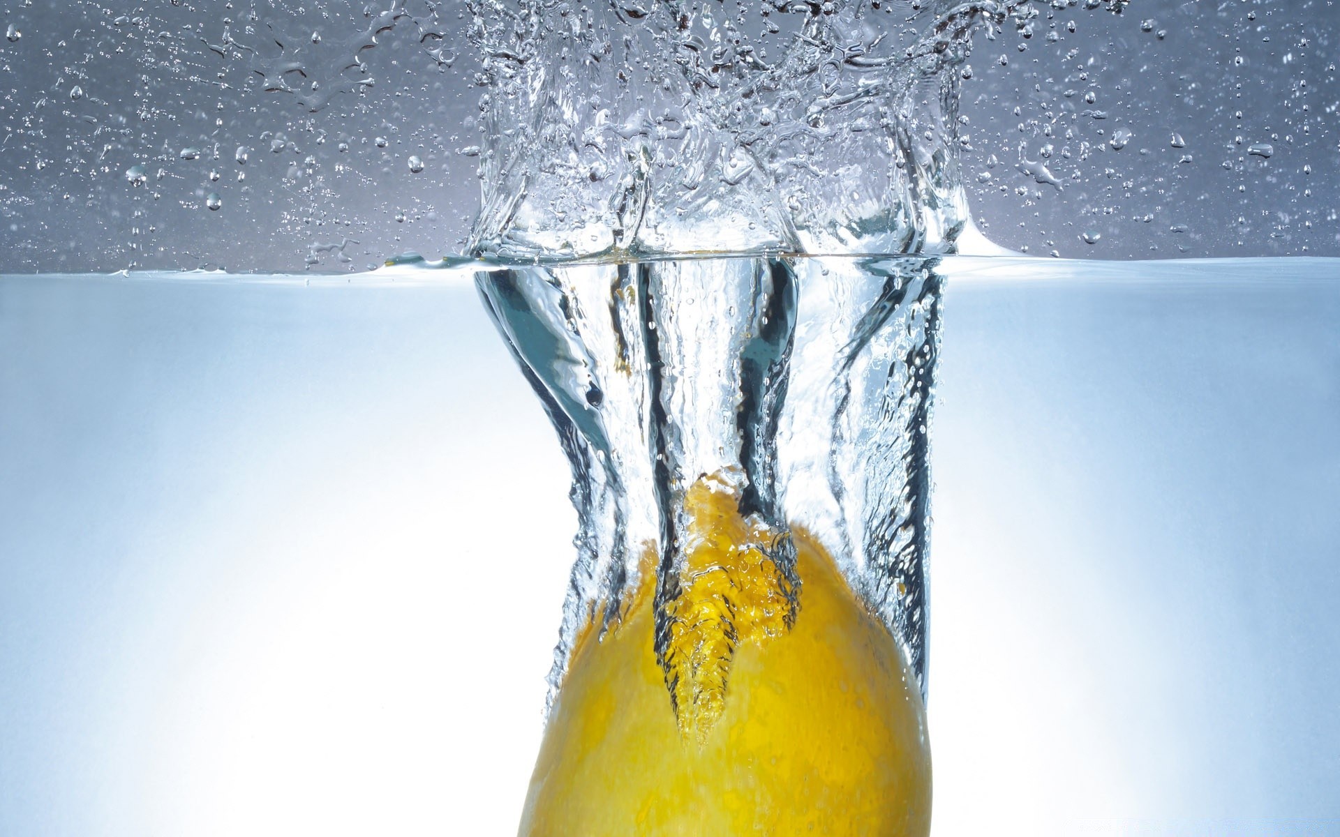 gotitas y agua frío mojado vidrio agua beber líquido splash burbuja hielo gota fresco sed limpio limpio espumoso congelado bajo el agua refrescante movimiento