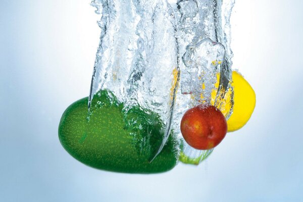 Frutas exóticas en agua clara