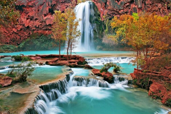 Colorido paisaje de cascada de otoño