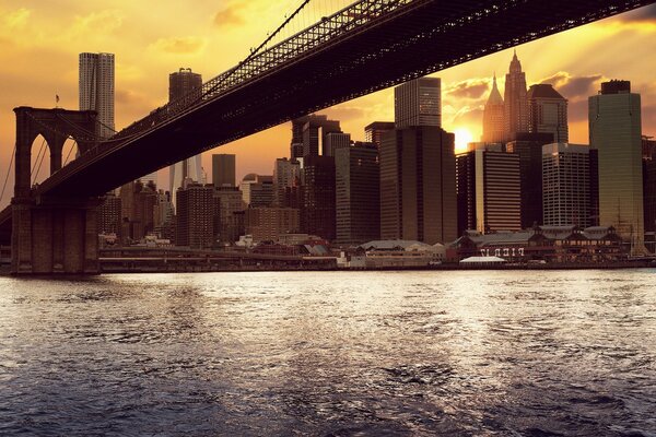 Puente y ciudad por la mañana al amanecer