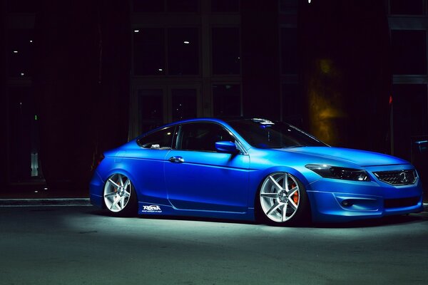 Coche deportivo azul en la noche
