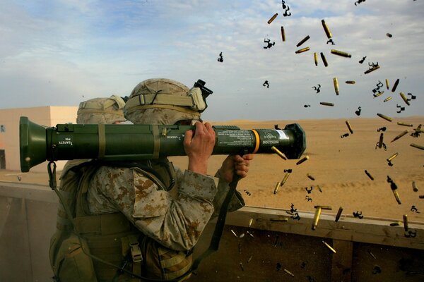 Militares con armas de fuego muchos cartuchos