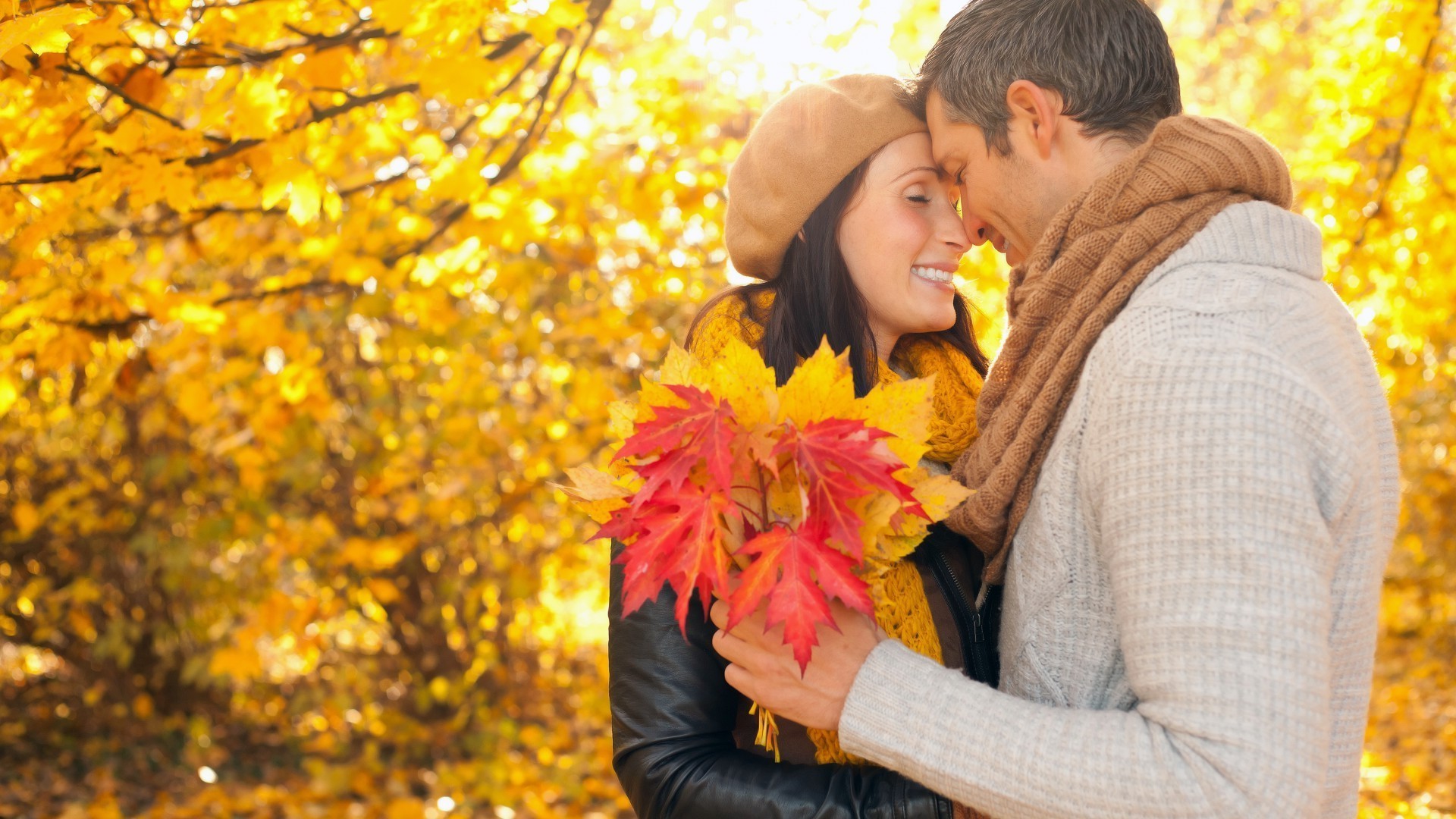parejas enamoradas otoño al aire libre arce parque naturaleza amor mujer felicidad hoja chica hermosa dos adulto vacaciones placer familia hombre romance sonrisa